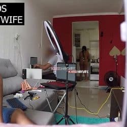 Kriss Hotwife Casada Safada Andando Semi Nua Na Frente Do Técnico De Computador